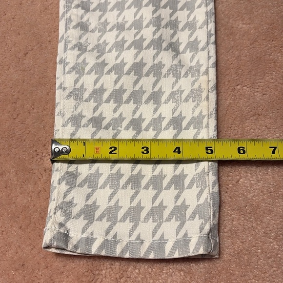 Francesca’s Gray & White Jean Like Patterned Pants. Size 27 - Picture 10 of 10